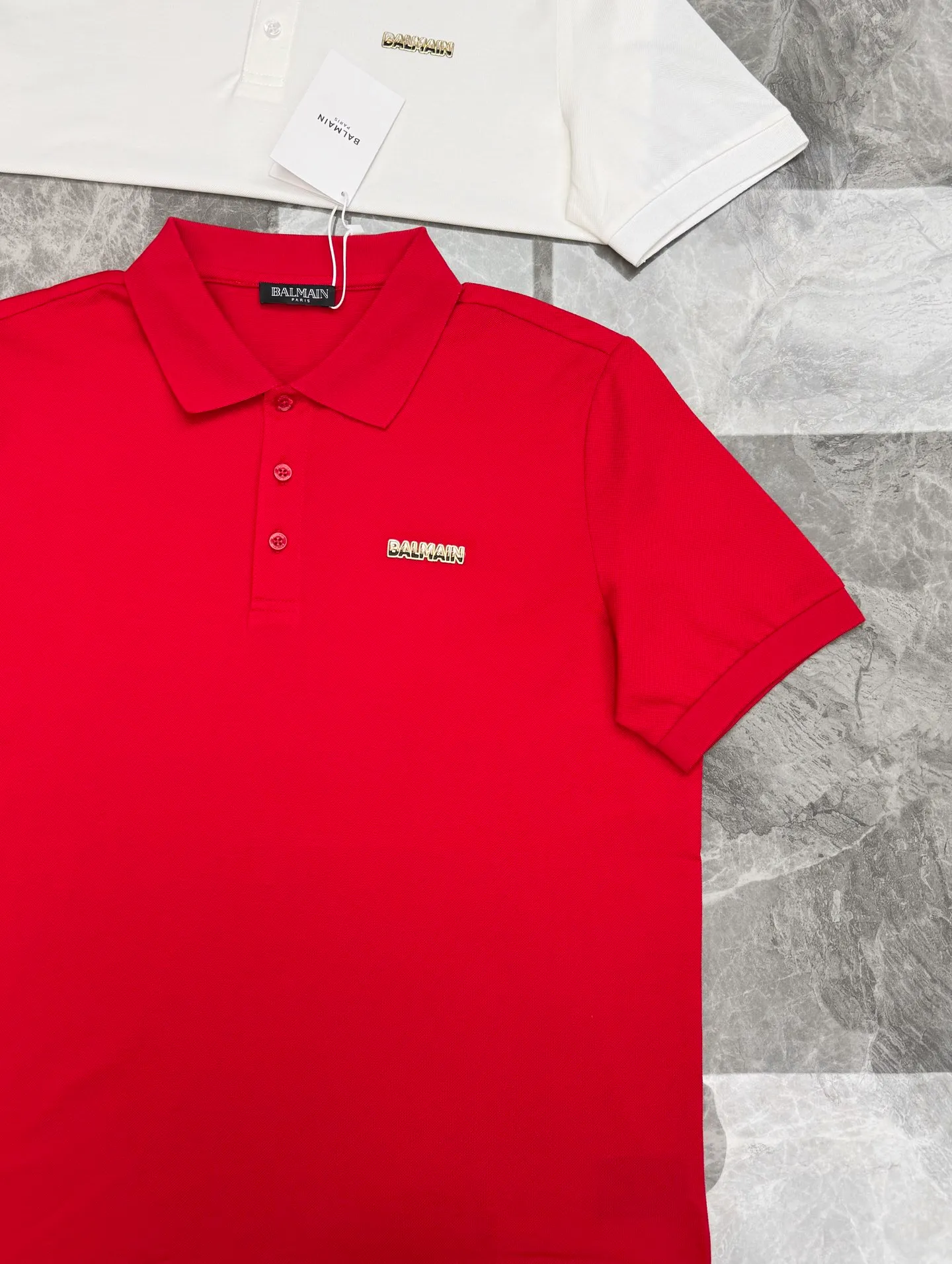 ⚜️"BALMAIN Balmain Mercerized Pique Cotton Business Polo, a collision of Parisian avant-garde and neatness" is based on the aesthetics of the French avant-garde luxury brand BALMAIN. It selects mercerized pearl cotton fabric with its own soft light and three-dimensional texture. It is breathable to wick away sweat and remains silky and crisp after long wear. The metallic texture gradient embroidered logo on the chest and the high-frequency three-dimensional heat transfer process highlight the brand identity in a low-key manner, injecting Paris' avant-garde attitude into daily wear. The neat tailoring flatters the body shape. Whether it is a business meeting, daily commuting or a light social occasion, you can easily achieve the style of a pioneering gentleman. All three standards! Color: Black.White.Bright Red.Sizes: M-3XL slim fit ❗️ (S and 4XL can be customized) 175/140 pounds recommended L
